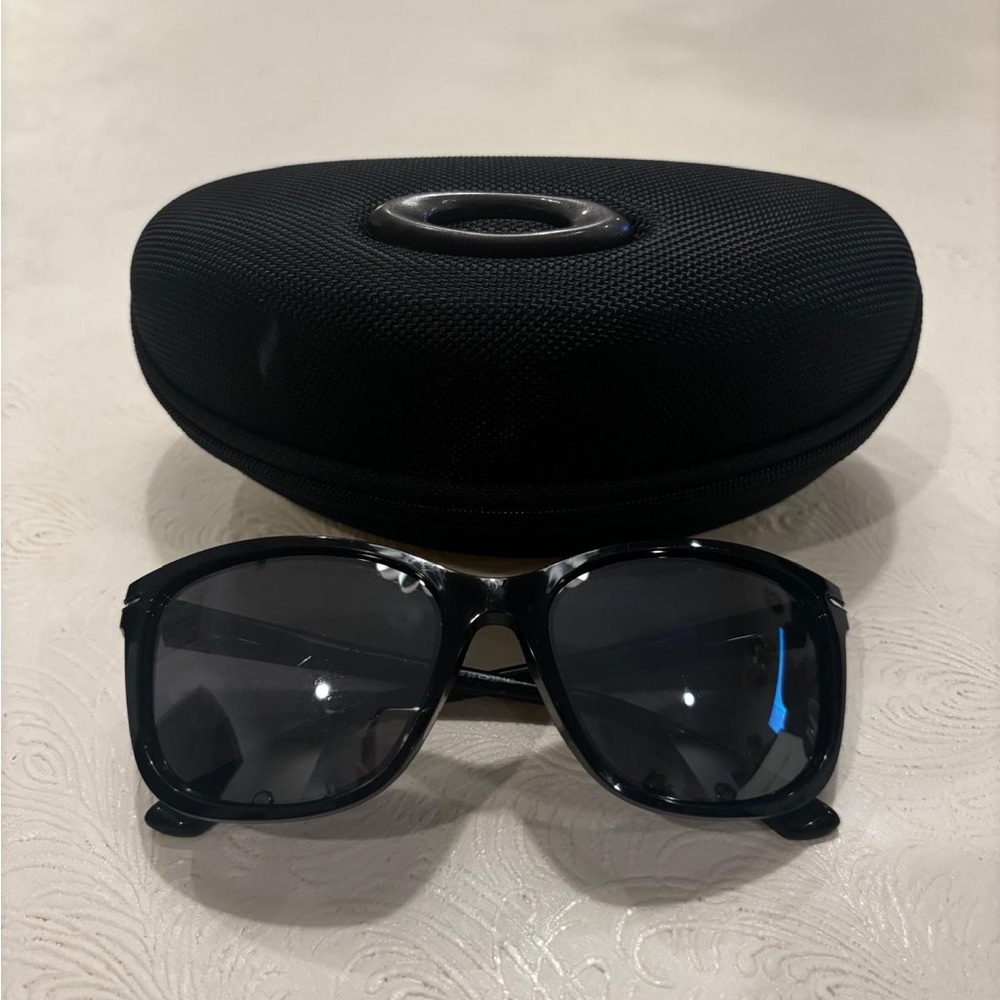 NEW Oakley OO9232-0258 Black Sunglasses
Includes Original Hardcase